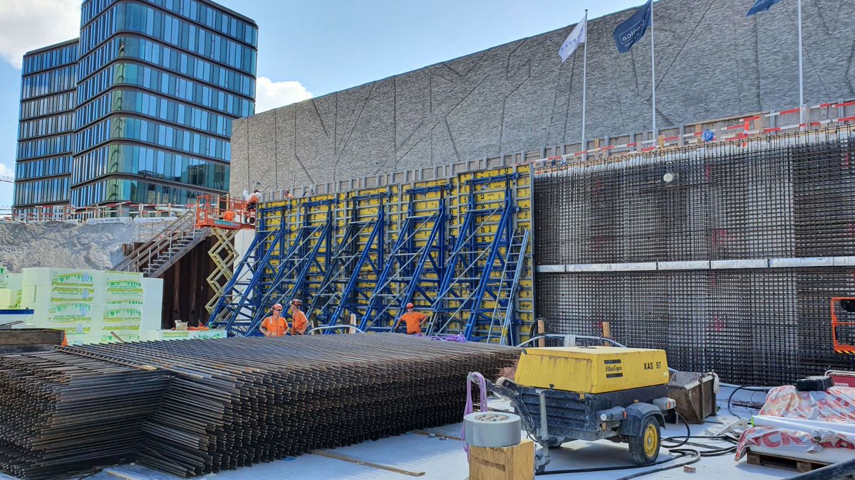 DanmarkDoka's tweet photo. 👷#PiaPåTur for at hilse på #CGJensen og kigge på vores super forskallingsløsninger på projektet #de5tårne på #Postgrunden. Et fantastisk syn. God læring for vores nye medarbejdere 👍 #staytuned #formwork #insitu #RTU #dokadanmark #forskalling  #alwaysatyoursite  #GodSommer ☀️ https://t.co/g3Eydf94ak