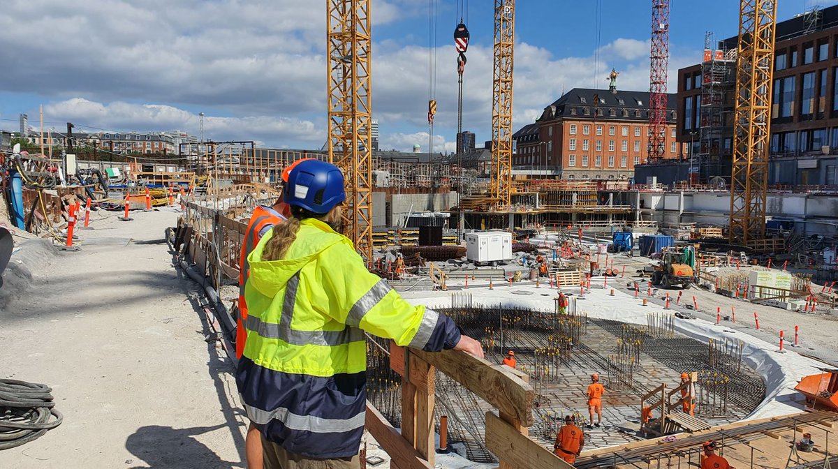 DanmarkDoka's tweet photo. 👷#PiaPåTur for at hilse på #CGJensen og kigge på vores super forskallingsløsninger på projektet #de5tårne på #Postgrunden. Et fantastisk syn. God læring for vores nye medarbejdere 👍 #staytuned #formwork #insitu #RTU #dokadanmark #forskalling  #alwaysatyoursite  #GodSommer ☀️ https://t.co/g3Eydf94ak