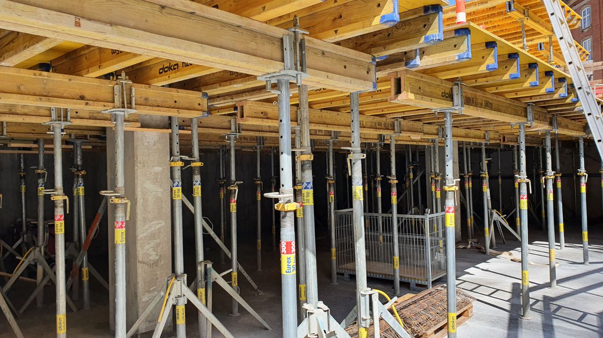 DanmarkDoka's tweet photo. 👷#PiaPåTur for at hilse på #CGJensen og kigge på vores super forskallingsløsninger på projektet #de5tårne på #Postgrunden. Et fantastisk syn. God læring for vores nye medarbejdere 👍 #staytuned #formwork #insitu #RTU #dokadanmark #forskalling  #alwaysatyoursite  #GodSommer ☀️ https://t.co/g3Eydf94ak