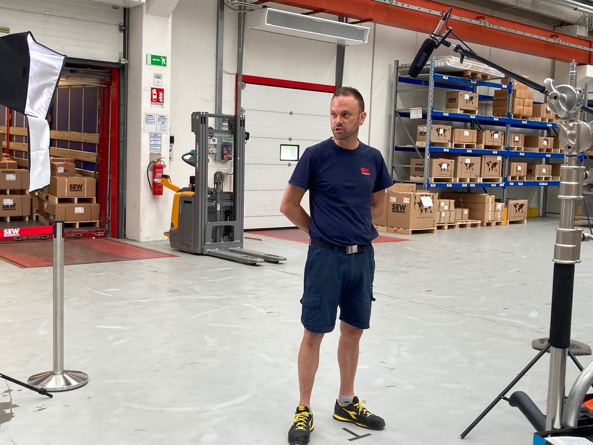 seweurodriveIT's tweet photo. Come si svolge il lavoro in SEW-EURODRIVE?
Lo abbiamo chiesto ai nostri colleghi che ogni giorno contribuiscono con le loro attività a soddisfare le esigenze delle industrie manifatturiere in modo rapido, ed efficiente.
🔜📽️Presto disponibili le #VideoInterviste integrali. https://t.co/wgyQXXBgRZ