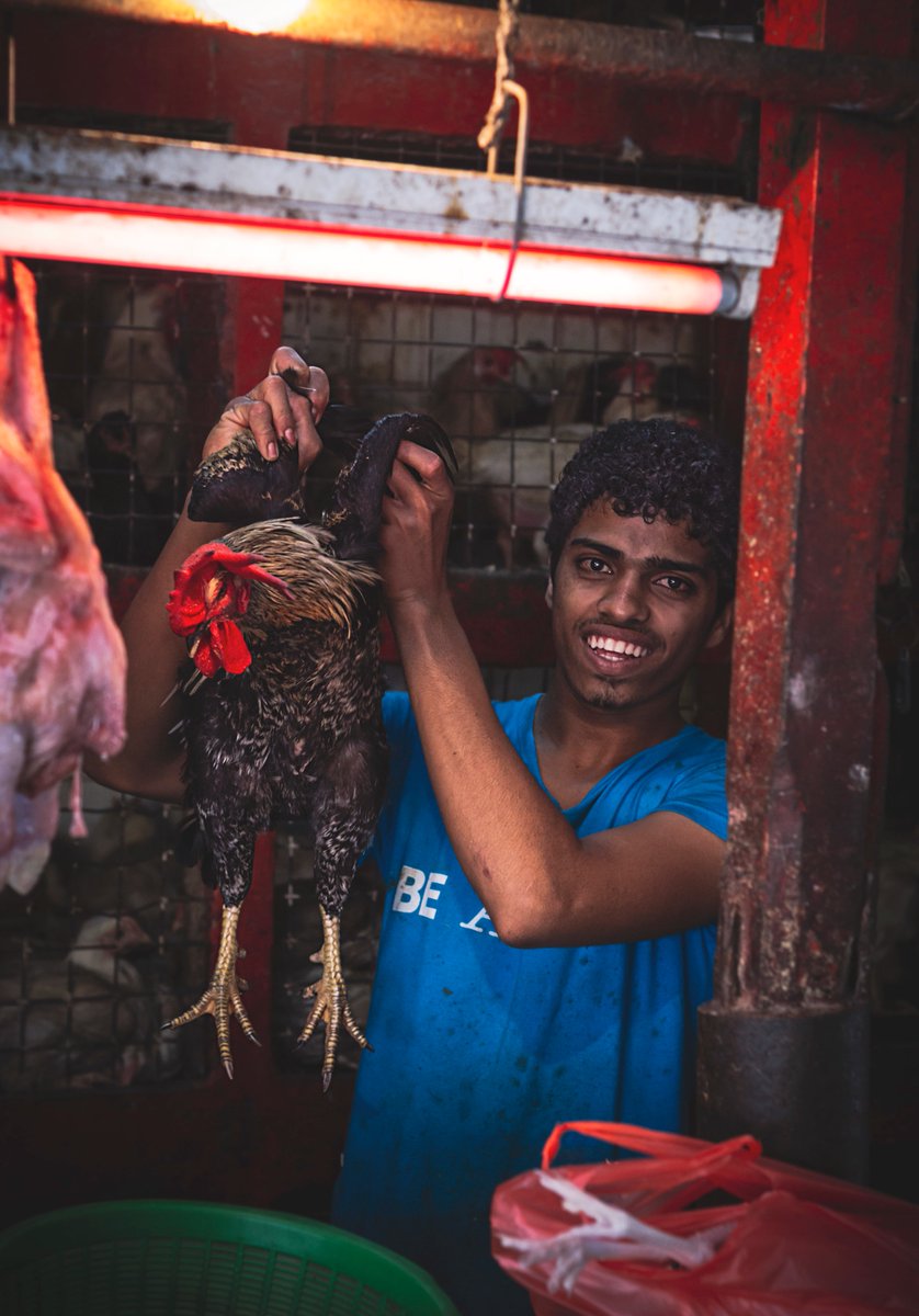 S_MorningLight's tweet photo. YOUNG POULTRY BUTCHER, #COLPETTYMARKET
The kid couldn’t figure out why I'd want to take his photo, but decided that this hapless rooster deserved a last portrait too. #Colombo, Apr 2014. More@ https://t.co/qu03YYwCMr
#portraitphotography #streetphotography #travelphotography https://t.co/XFyCure5DF