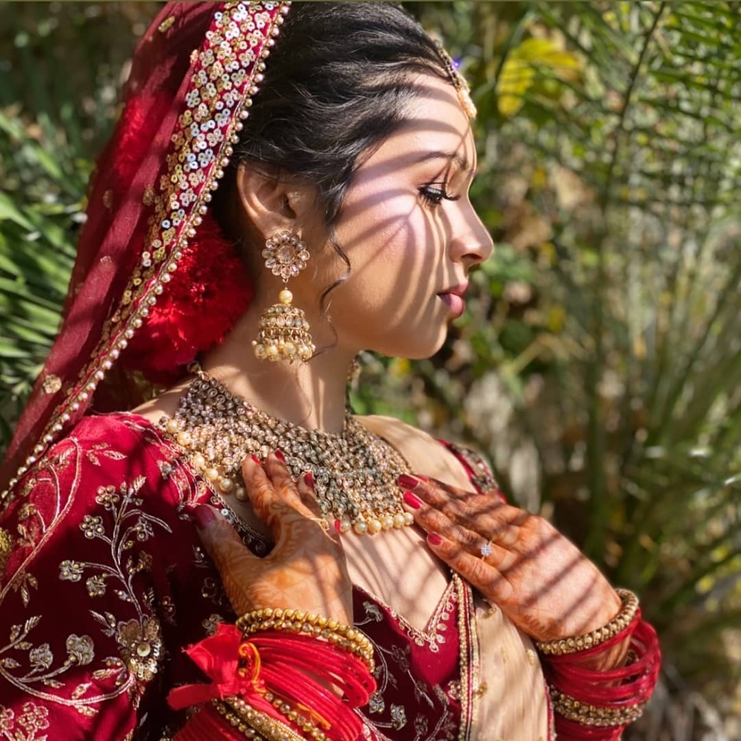 Is it sun's perfect golden kisses or just magic of our signature dewy make-up look😍 sohnijuneja.com #makeupbysohnij #bridalmakeupartistworldwide #bridalinspiration #bridalmakuplook #bridalmakeupindia #bridalmakeupartists #dewymakeuplook #dewymakeuplook