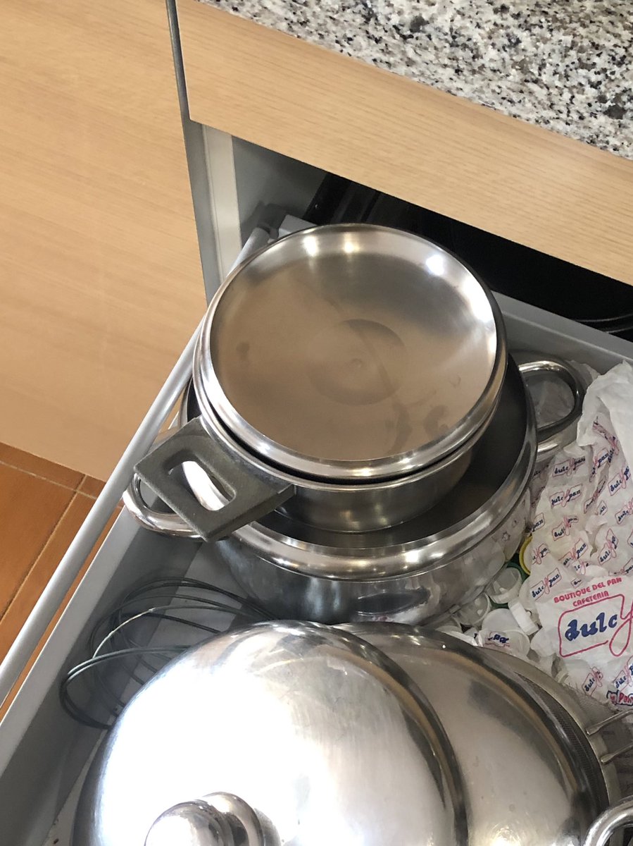 lourmarquezz's tweet photo. he ido a coger una olla y me he encontrado un donut dentro. literalmente la mejor descripción de “tener hermanos” https://t.co/SOHZUaF4wr