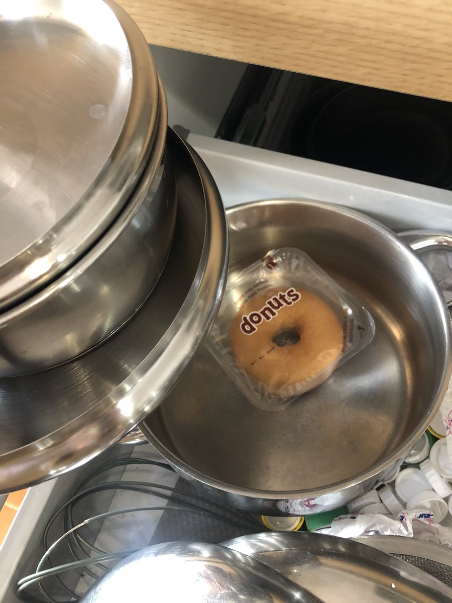 lourmarquezz's tweet photo. he ido a coger una olla y me he encontrado un donut dentro. literalmente la mejor descripción de “tener hermanos” https://t.co/SOHZUaF4wr