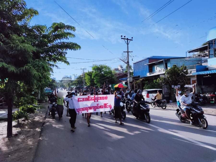 IrrawaddyNews's tweet photo. Students from #Mandalay’s Aungmyaythazan Township took to the streets against the military regime on Wednesday. (Photo: CJ) 

#WhatsHappeningInMyanmar https://t.co/onqYsVo5tA