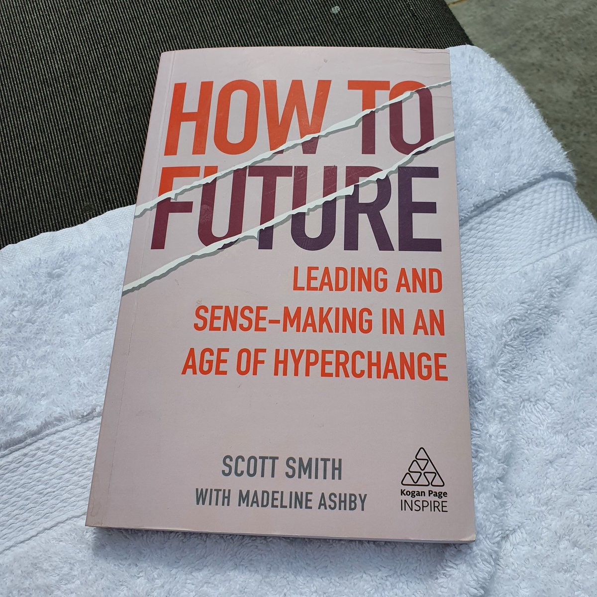 i_serena's tweet photo. Time out to lounge and catch up on reading #futures #howtofuture #sensemaking #change @changeist @MadelineAshby https://t.co/qvyYWQsgtU