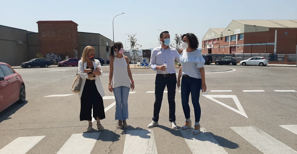 socmartafarres's tweet photo. Amb la renovació i modernització del polígon de Can Roqueta estem apostant per impulsar l’activitat industrial, l'accessibilitat, la mobilitat, la sostenibilitat i la seguretat a #Sabadell
🤝 @evamenorc @diba Jaume Llop #AEPCRO #SbdEmpreses #EmpresesSabadell #CanRoqueta https://t.co/QZ0tJ55Nes