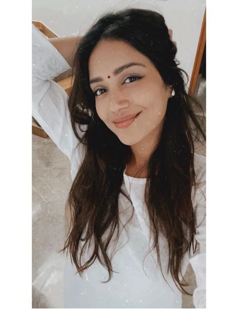 Updatenews360E's tweet photo. Pretty looking actress #NivethaPethuraj ❤️
@NPethurajTrend @npethuraj_ @NivethaOnline @nivi_fans_page @Nivethapethura1 @NivethaPethu_FC https://t.co/EUAqf6FuVP