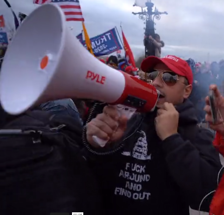 Jan6Hashtags's tweet photo. NEW HASHTAG: #BlackSnakeSprayer

We get it. You'd no idea you’d spend Jan 6 in a violent mob that assaulted officers, &amp; threatened to kill lawmakers, did you?  🙃

Too bad for you, there’s no take backs. 

https://t.co/cr5NUhG7vR

Sprays fire extinguisher at police. https://t.co/o8wQR8Leju