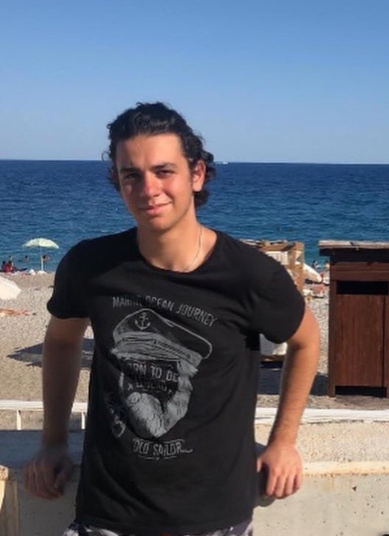 Arkadaşım Onur Alp Eker 24 saati aşkın süredir kayıp. Kamerada son görüldüğü yer Çalseki köyü. Arama köpekleri en son Ankara/Sirkeli'de asfaltta kokusunu aldılar. Ankara çevresinde olanlar lütfen bugün etrafınıza daha dikkatli bakarak yürüyün. Her bilgiye ihtiyacımız var. #ankara