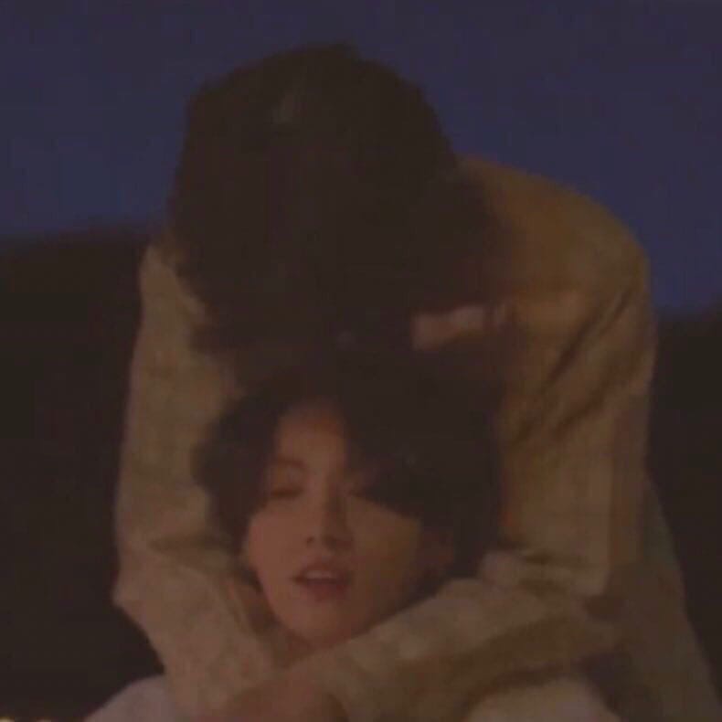 decorma22_23's tweet photo. #taekookau #taekook #vkookau #vkook #btstext ;;
°°
•
Чонгук — молчит.
Тэхен, развалившись на весь диван, с блеском в глазах рассказывает о том как акулы живут в океанах, прибавляя к рассказу визуализацию, Тэхен ативно размахивает руками https://t.co/wqopFeL1u1