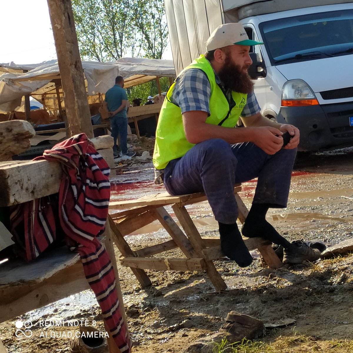 Yıkılmadım ayaktayım 

-sehpa 
😊😀