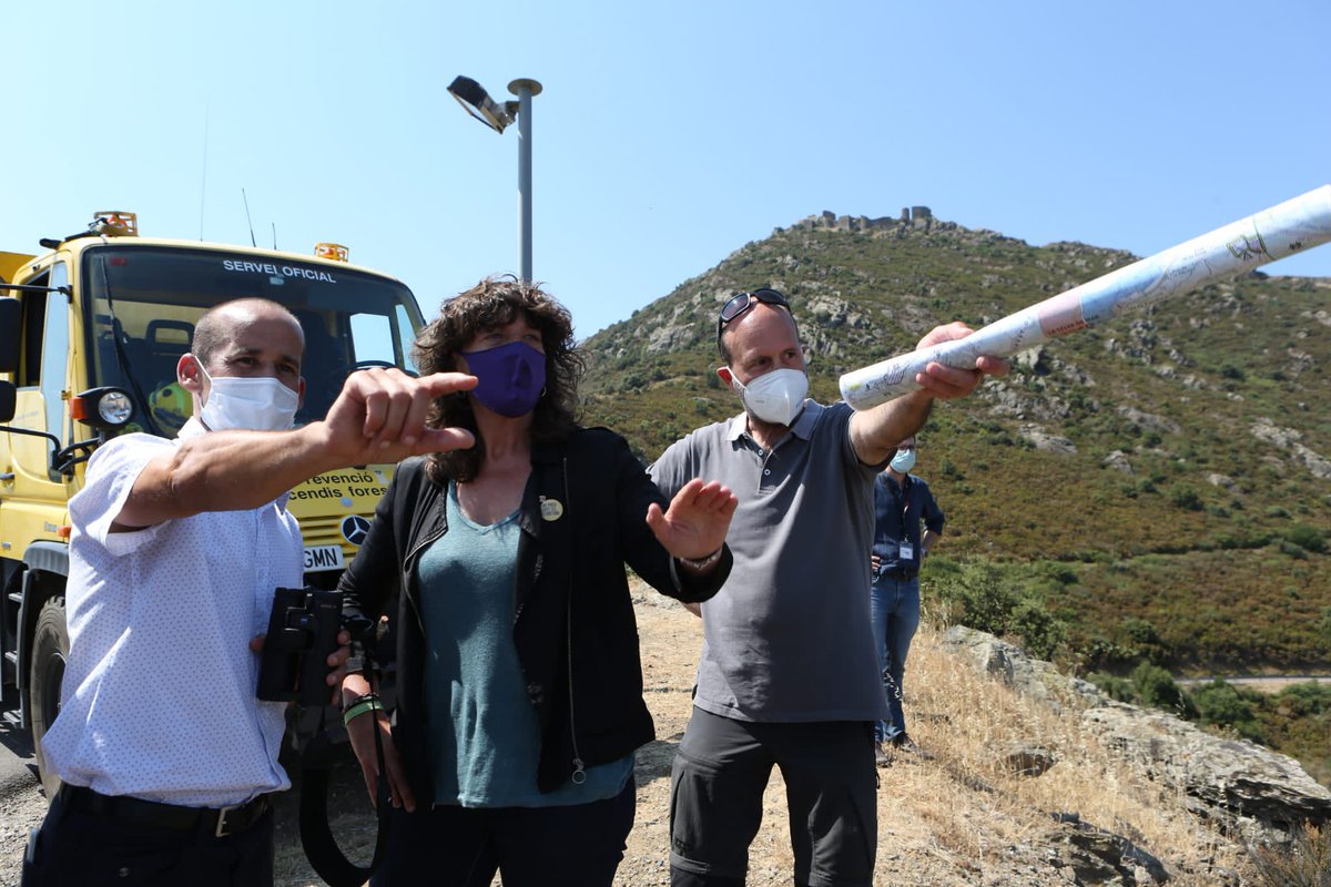 TeresaJorda's tweet photo. La millor política de conservació és la que garanteix menys hectàrees cremades, preservant la biodiversitat:

🍇 Conreus
🐂 Pastures
🌿 Esponjament dels boscos
🚧 Franges de protecció

Al Cap de Creus, han evitat que les 416 ha cremades es convertissin en més de 3.000. #IFLlançà https://t.co/XOwIn1futt