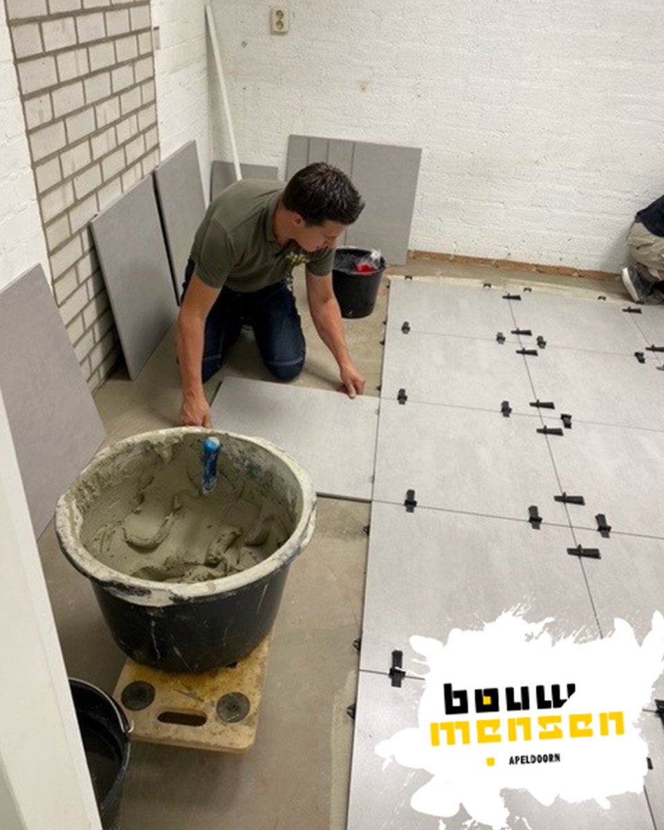 BouwmensenApd's tweet photo. UPGRADING❗️
Het kantoor in de werkplaats wordt flink onder handen genomen. De instructeurs en leerlingen zijn bezig met het voorzien van een nieuwe frisse uitstraling. Mooi om dit allround vakmanschap te zien! #Bouwmensen #jegaathetmaken #ookdatisdebouw #aventus #BouwR #VMBO #MBO https://t.co/1AcrcjAfsy