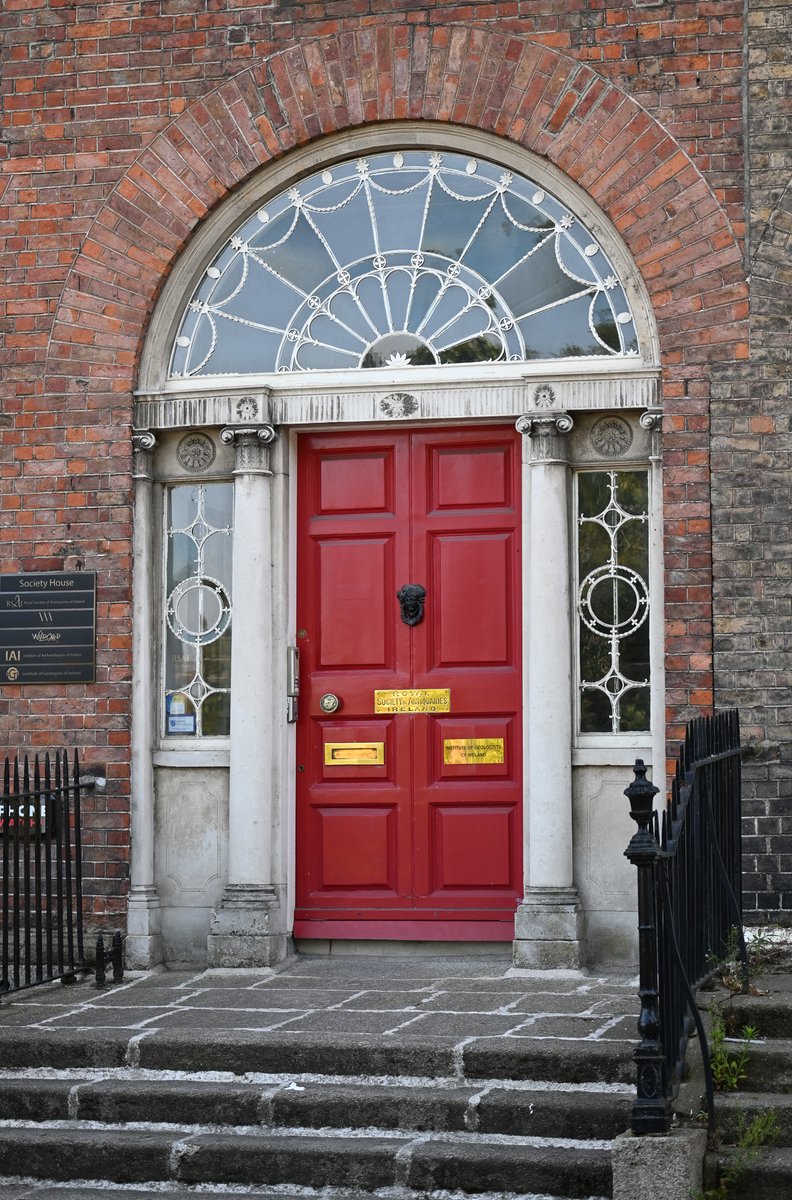 MOConnell07's tweet photo. At weekend visited @NGIreland in #MerrionSq. #Dublin deserted so easy to wander. Imagined Oscar Wilde having fun there in mid 19C; he & his witticisms remembered. Schrödinger (🇦🇹physicist) a denizen in mid 20C. Nearby @RSAInews @IGI_PGeo & @FranceinIreland in fine Georgian houses https://t.co/03DNyn2cil