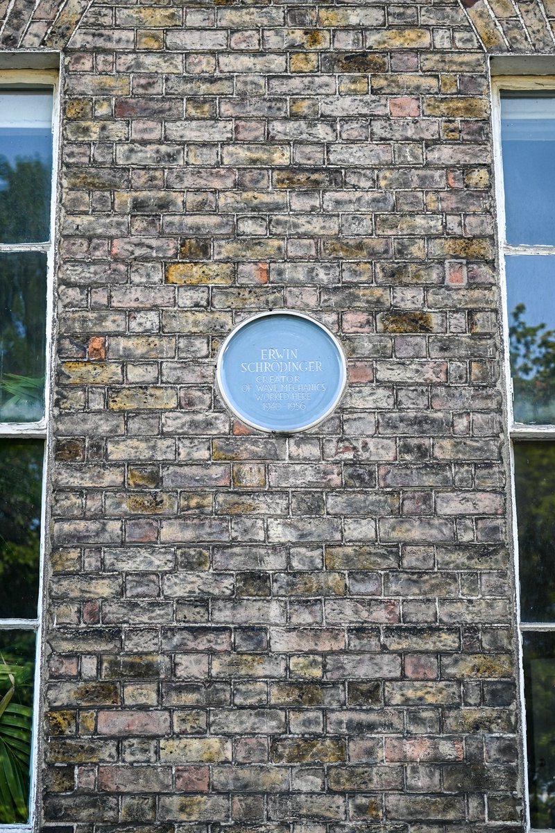 MOConnell07's tweet photo. At weekend visited @NGIreland in #MerrionSq. #Dublin deserted so easy to wander. Imagined Oscar Wilde having fun there in mid 19C; he & his witticisms remembered. Schrödinger (🇦🇹physicist) a denizen in mid 20C. Nearby @RSAInews @IGI_PGeo & @FranceinIreland in fine Georgian houses https://t.co/03DNyn2cil