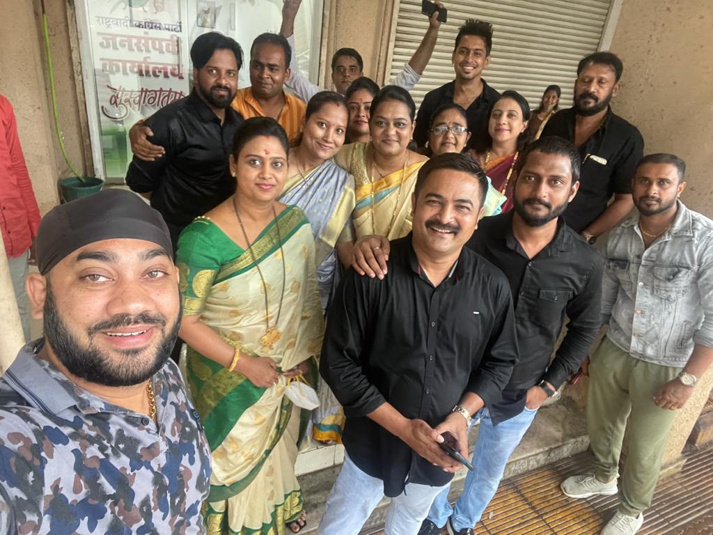 BhavanaGhanekar's tweet photo. उलवे नोड येथील राष्ट्रवादी काँग्रेस पक्षाच्या कार्यालयात आज सर्व महिला व पुरुष पदाधिकारी आणि कार्यकर्ते यांची बैठक आयोजित करण्यात आली होती. पुढील काळात राष्ट्रवादी काँग्रेसतर्फे आणखी काय काय चांगले उपक्रम राबविता येतील, याची चर्चा आजच्या बैठकीत झाली. https://t.co/3OkrQpoFEk