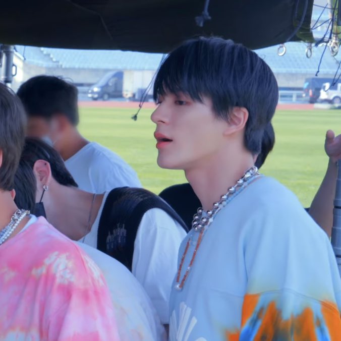 LJNFEED's tweet photo. #JENO Monitoring the music video! https://t.co/ut2bmiUe7Z
