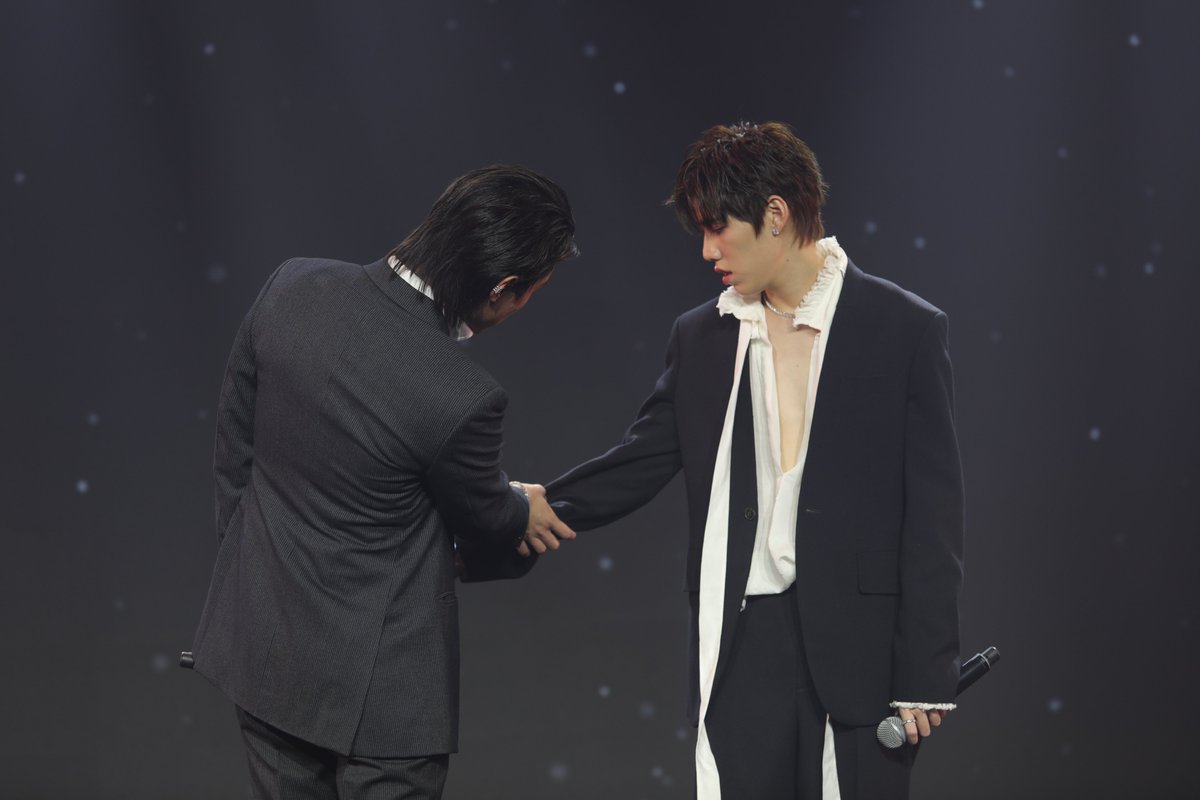 pkpkpiya's tweet photo. ให้ภาพเล่าเรื่องละกันเนอะ เมื่อทีมงานบอกว่า ที่แขนพีพีมีอะไรติด และนี่คือสิ่งที่ เพอื่น ดูแลกัน
#OPPOReno6Z5G
#อารมณ์ไหนก็พอร์ตเทรต https://t.co/KkP2zfcCdi