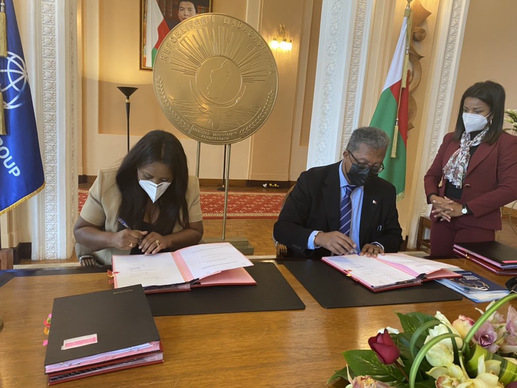 Très heureuse d’avoir signé ce jour 4 nouveaux projets pour Madagascar totalisant 490millions$ pour:
✅acquisition de vaccins (100millions$)
✅PIC-3 (150millions$)
✅développement durable du secteur routier (200millions$)
✅fonds additionnel PADAP (40millions$)