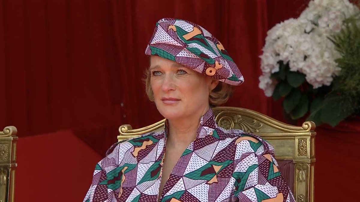 ActusRoyales's tweet photo. Pour la première fois, la princesse Delphine est assise à côté de ses demi-frères et sa demi-sœur dans la tribune royale, lors de la fête nationale. https://t.co/d13UORhDGN