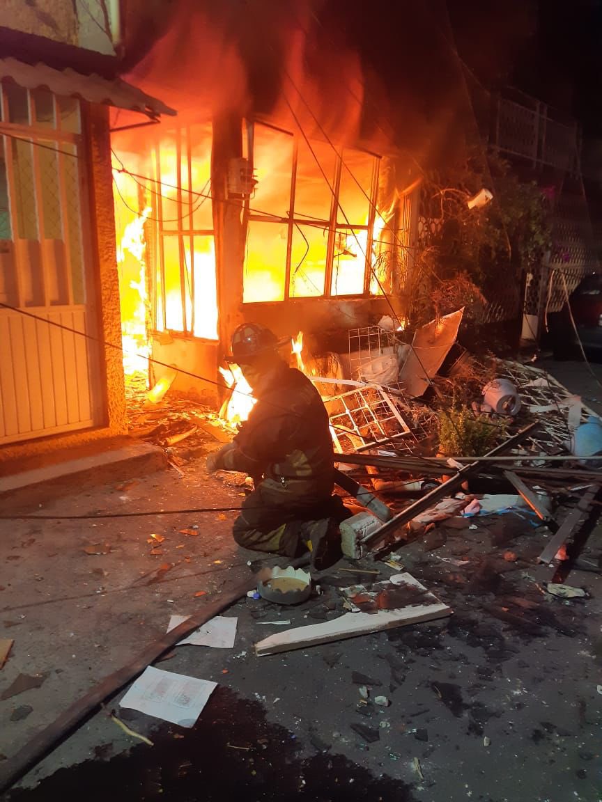 En seguimiento al incendio registrado al interior de una casa en General  Juan Enrique colonia, Voceadores de México, en @Alc_Iztapalapa, no se  reportan lesionados, continuamos laborando en el lugar., image size:864x1152