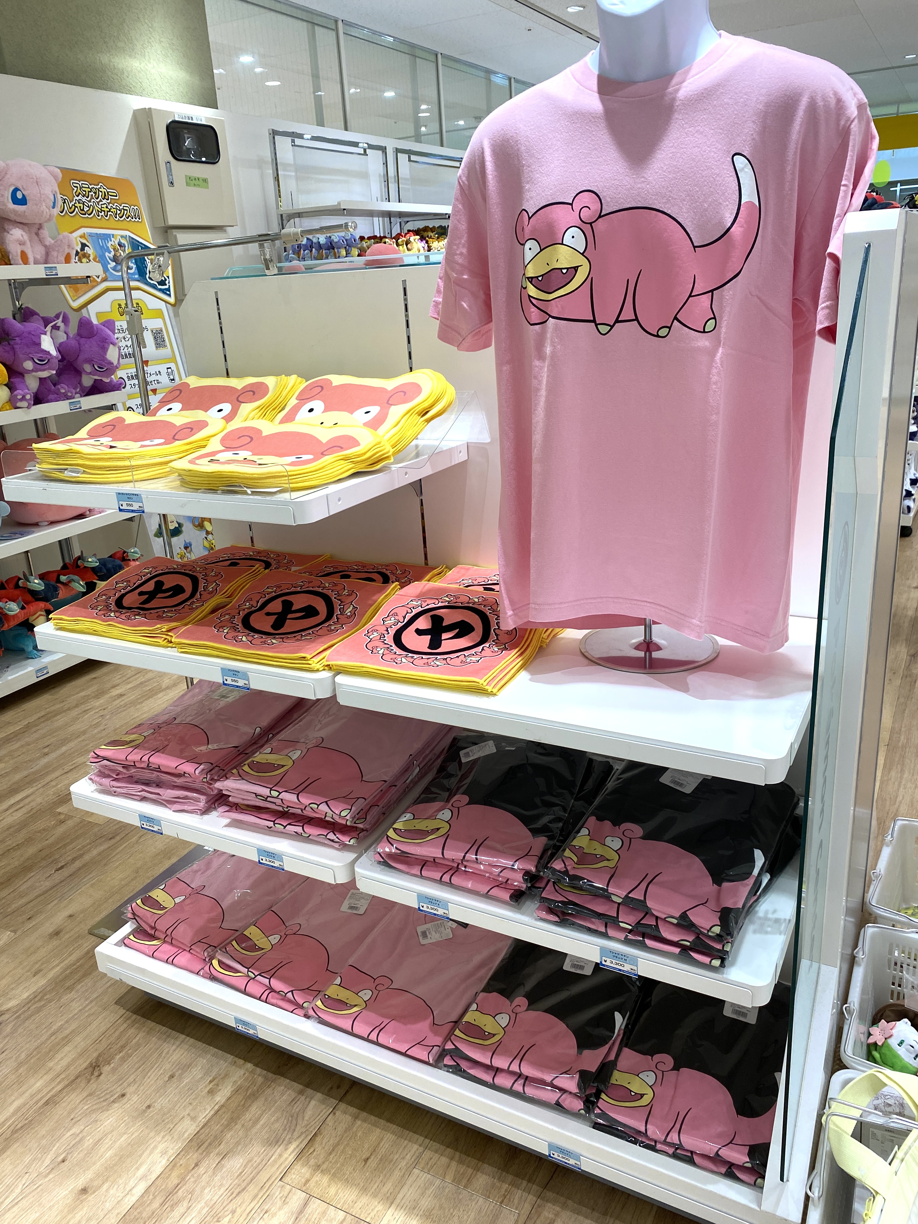 ポケモンだいすきクラブ編集部 公式 期間中 ポケモンセンター出張所 In 高松 瓦町フラッグ で何かをするとステッカーがもらえます ヤドンのtシャツやハンドタオルも販売しますよ 今回は県産品のコラボ商品の取り扱いはないので それらの商品は栗林