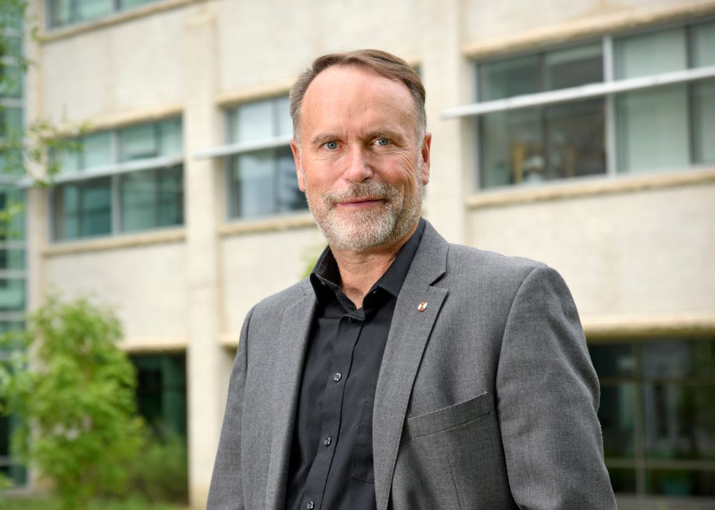 Conseilartscan's tweet photo. « J’ai appris qu’il était possible de trouver un juste milieu entre une carrière productive et une vie heureuse et bien remplie. » Gordon J. G. Asmundson, Ph. D. (@gjgasmundson), gagnant d'un #PrixMolson 2021. https://t.co/YiRbEZ5kcw #PrixCAC https://t.co/nKoMLMkkSN
