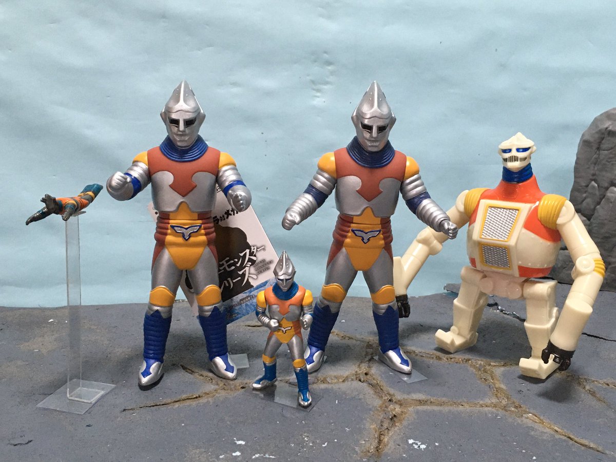 woc20000's tweet photo. #夜のフィギュア撮影会 
お題『フリー』

ジェットジャガー軍団！（←Y・MSFさんのフライングジェットジャガーは自分で塗装） #ジェットジャガー #JetJaguar #ゴジラ #Godzilla #ゴジラSP #godzilla_sp #ムービーモンスターシリーズ #ムビモン #ソフビ #YMSF #HGゴジラ #オモ写 https://t.co/1HmHYjQjyk