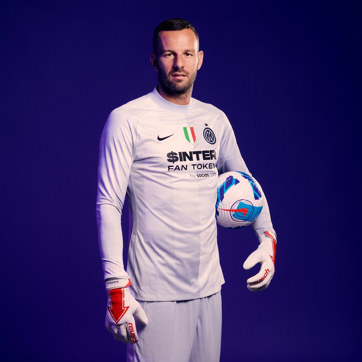 Inter's tweet photo. 📸 | FOTO 

New Season, New Skin, New Partner ⚫🔵
Noi siamo pronti, voi? 💪
👉 https://t.co/FlBff1SrIE 

@socios #IMMORETHANAFAN | $INTER ⚡ $CHZ https://t.co/A1NbjBQedr