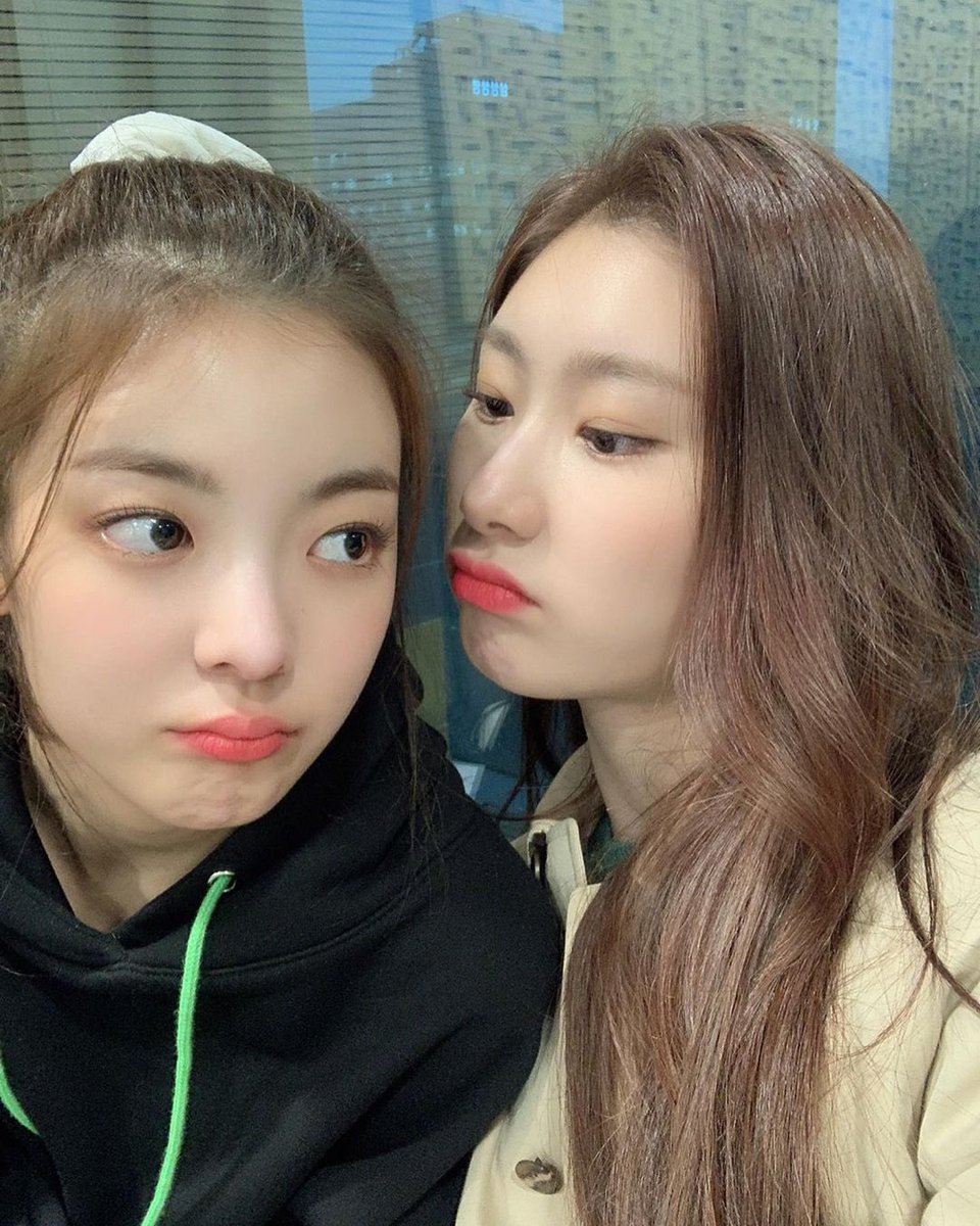 해피 러브랴언니 데이❤
내 눈만 봐도 다 아는 언니.. 늘 너무 고맙구 많이 사랑해❤
게속 우리랑 같이 좋은 하루도 좋은 추억 만들자~~~❤❤