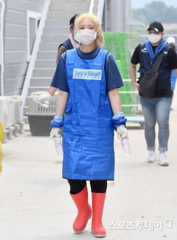 yjythrowbacks's tweet photo. 200705: 1 year ago, Jeongyeon volunteering at an Animal Shelter with Gong Seungyeon

#JEONGYEON #정연 #TWICE #트와이스 @JYPETWICE https://t.co/xQ7H7hgUbh