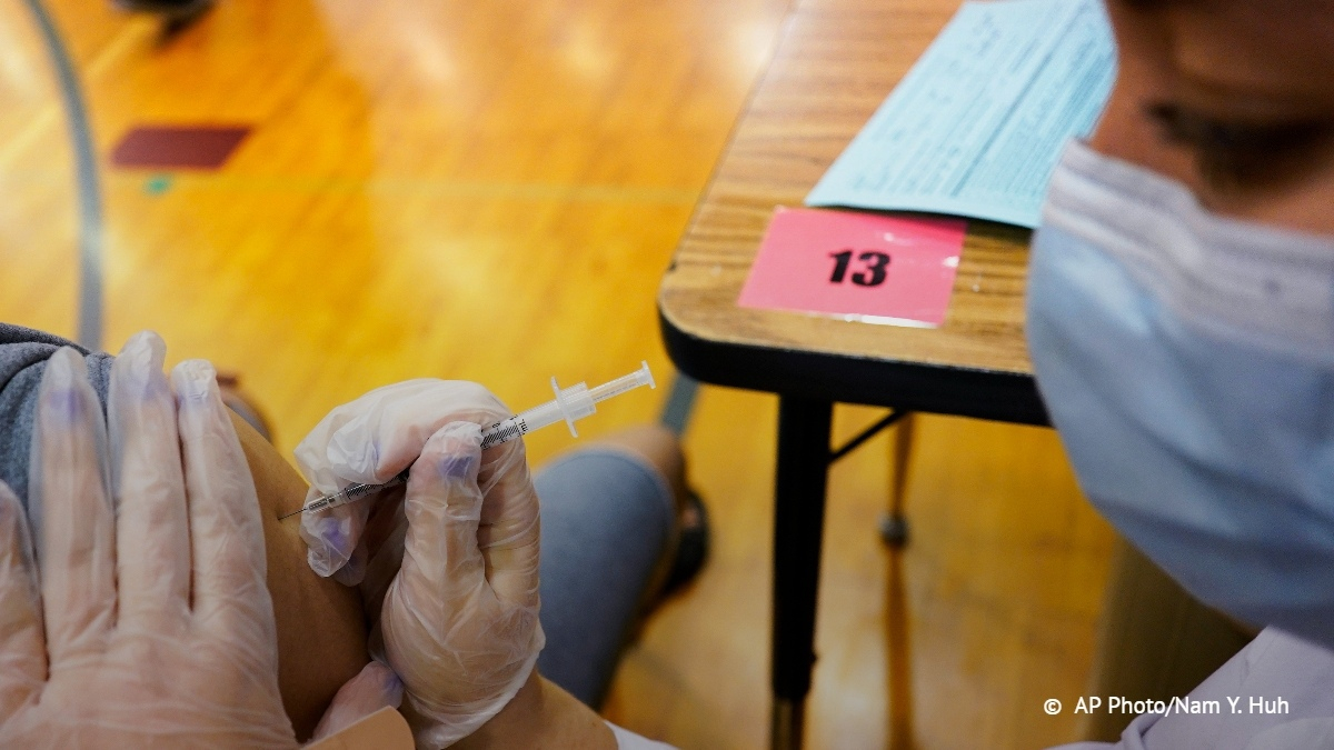 Более половины взрослого населения ЕС полностью вакцинировано от коронавируса: 
go.tass.ru/jjFW8