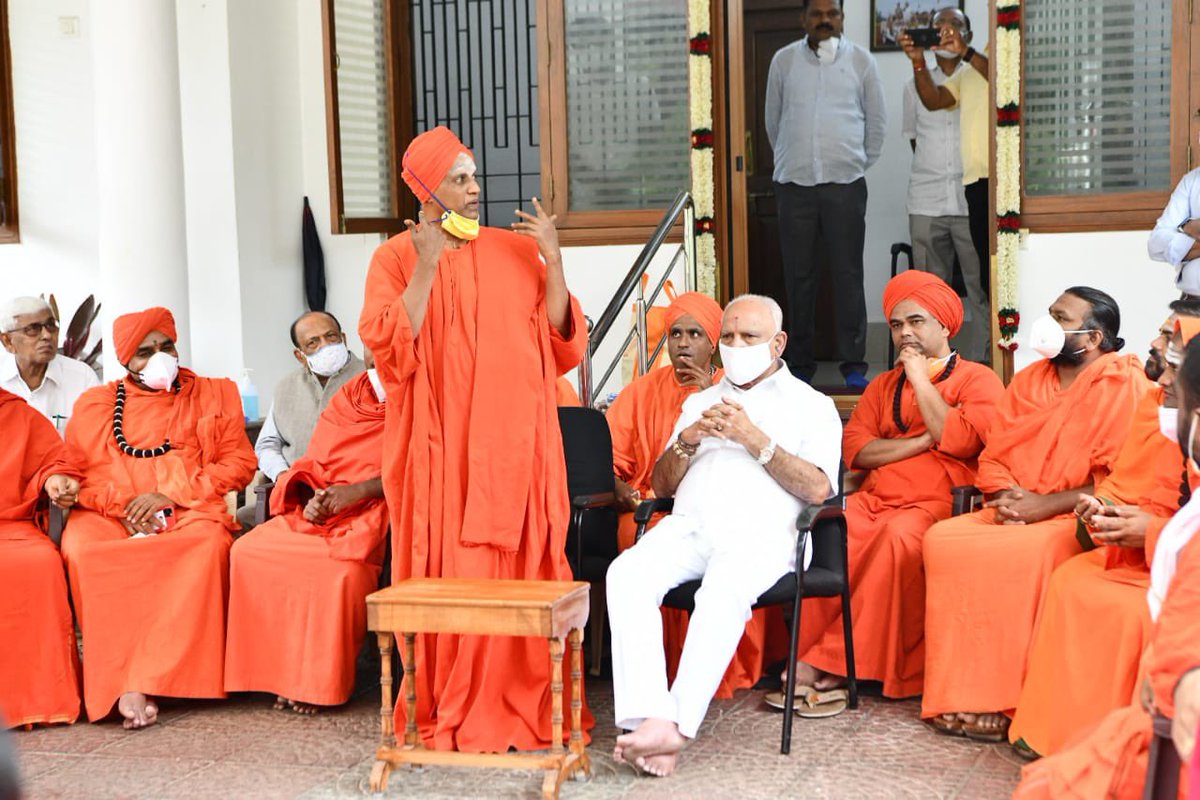 VishweshwarBhat's tweet photo. ತುಮಕೂರಿನ  ಸಿದ್ಧಗಂಗಾಮಠದ ಶ್ರೀ ಸಿದ್ಧಲಿಂಗಸ್ವಾಮೀಜಿಗಳ ನೇತೃತ್ವದಲ್ಲಿ   ವಿವಿಧ ಮಠಾಧೀಶರ ನಿಯೋಗವು ಇಂದು ಮುಖ್ಯಮಂತ್ರಿ ಬಿ.ಎಸ್.ಯಡಿಯೂರಪ್ಪ ಅವರನ್ನು ಭೇಟಿ ಮಾಡಿ ಅವರಿಗೆ ಬೆಂಬಲ ವ್ಯಕ್ತಪಡಿಸಿದರು. https://t.co/g51sQyhfXo