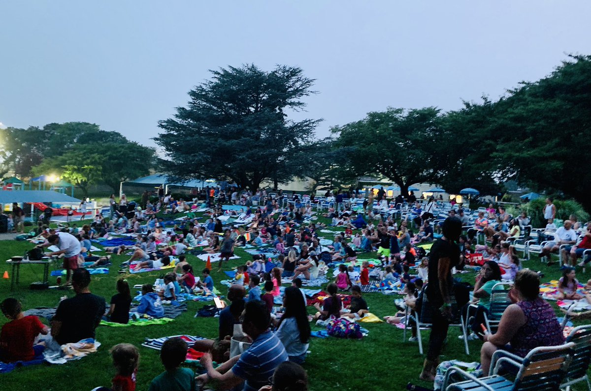 Just watching “Sonic the Hedgehog” last night  with a few hundred of our friends during our Tuesday Movie Night! #OurParkAndRecStory https://t.co/nSXWgeANEL