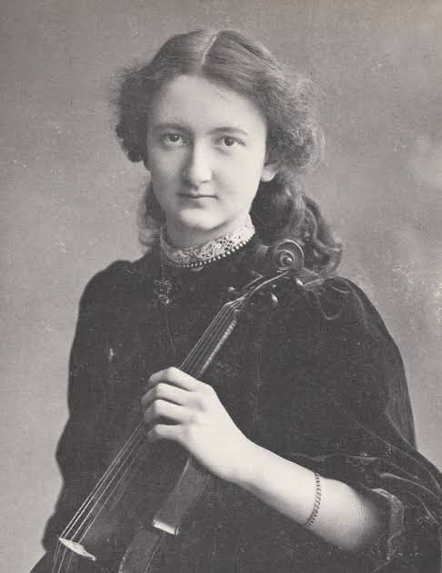Claudia_vcello's tweet image. Te gustaría escuchar a LA violinista favorita de Johannes Brahms? 
¡Sí, la que a sus 22 años y acompañada de la Orquesta Filarmónica de Viena estrenó el concierto para violín de nuestro compositor!
La misma que, tras el concierto, #Brahms calificó de la siguiente forma: