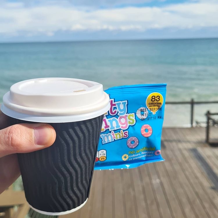 The sun is shining, you’re soaking in the ocean view, and you’ve got some delicious Fox’s Biscuits, paradise. Fox’s Mini Party Rings really are the perfect treat for any occasion, whether you’re staying in the shade or out and about at the beach. 🏖️ 📸: lifestartsnow2021 (IG)