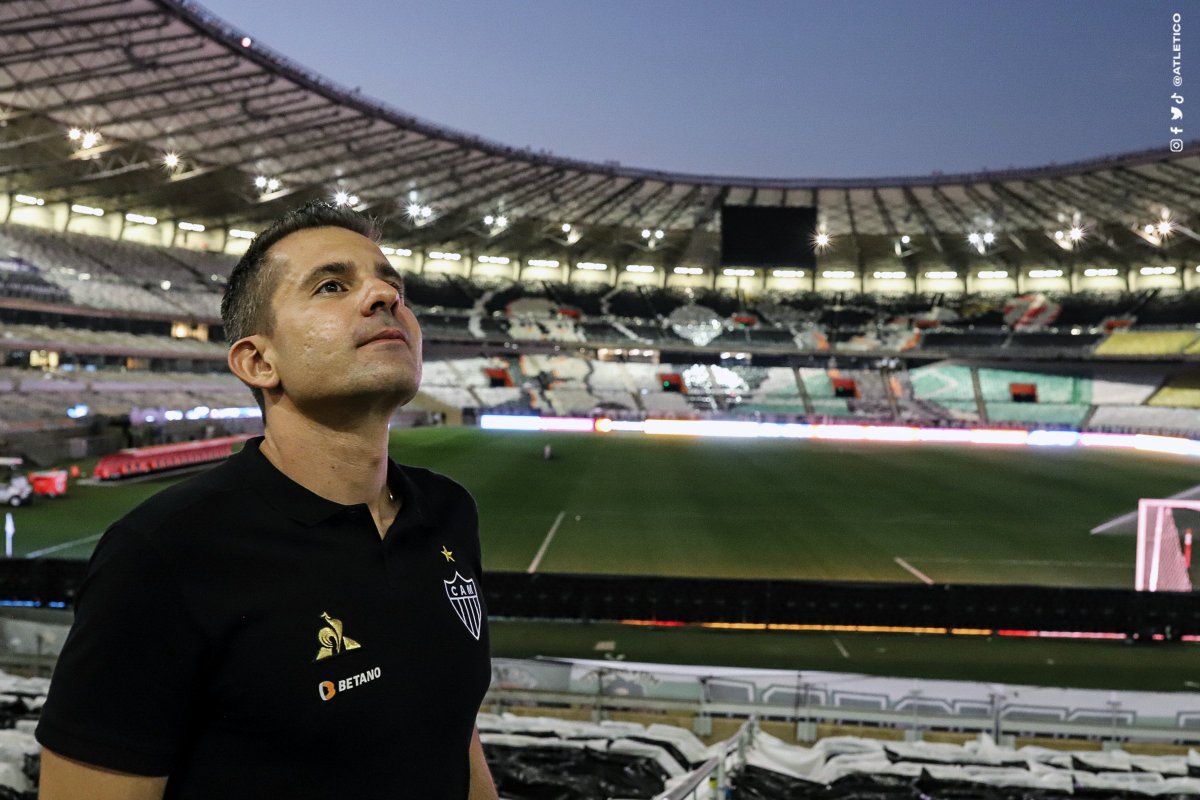 Atletico's tweet photo. 😇 Ele está no meio de nós. Ele olha por nós. 🖤🤍 https://t.co/N88rmYQx3J
