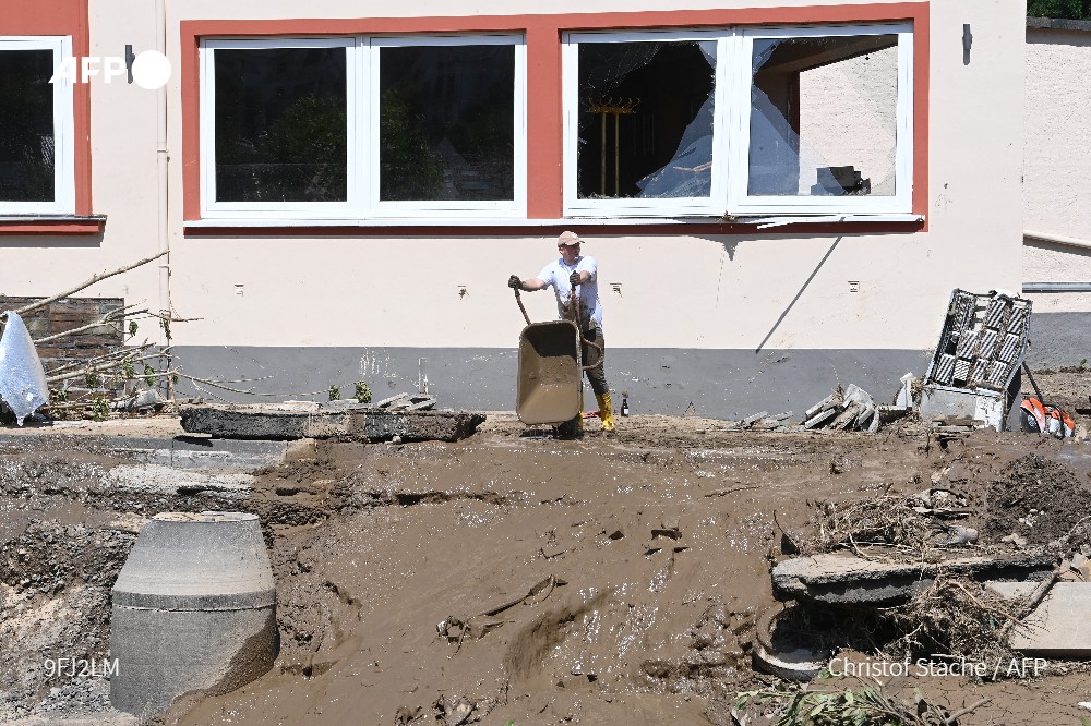 afpfr's tweet image. Les inondations catastrophiques de la semaine dernière dans l'ouest de l'Allemagne coûteront jusqu'à 5 milliards d’euros aux assureurs, a indiqué mercredi la fédération allemande du secteur #AFP