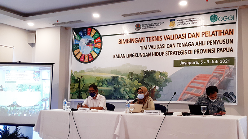 GGGIIndonesia's tweet photo. Dinas Kehutanan dan Lingkungan Hidup (DKLH) Provinsi Papua bekerjasama dengan GGGI melaksanakan Bimbingan Teknis (Bimtek) bagi anggota tim validasi Kajian Lingkungan Hidup Strategis (KLHS) Provinsi dan penyusun #KLHS di Jayapura pada 5-9 Juli 2021 di Jayapura, Papua. https://t.co/S8heoPYShR