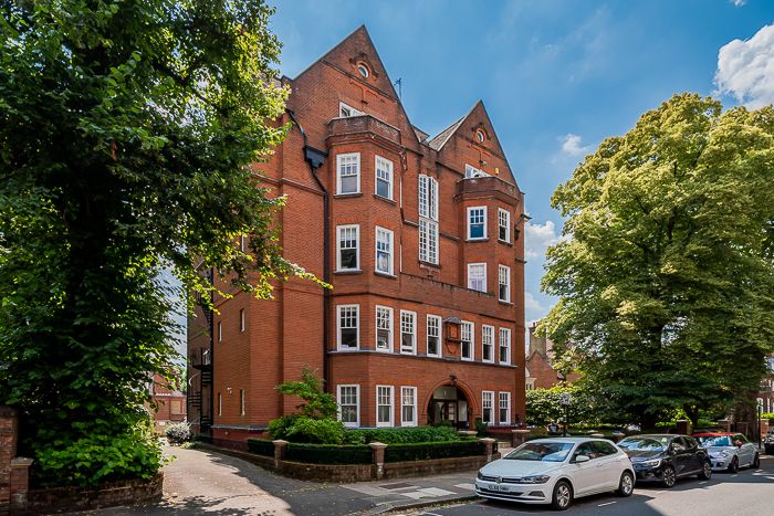 WayneandSilver's tweet image. ⭐FOR SALE⭐
📍NW3
💷£1,450,000 
An immaculately presented two-bedroom garden apartment situated in a well-maintained Grade II listed red brick building on one of Hampstead's most sought-after tree-lined streets. .
For further details:
📞 0207 431 4488 
💻mw@wayne-silver.com