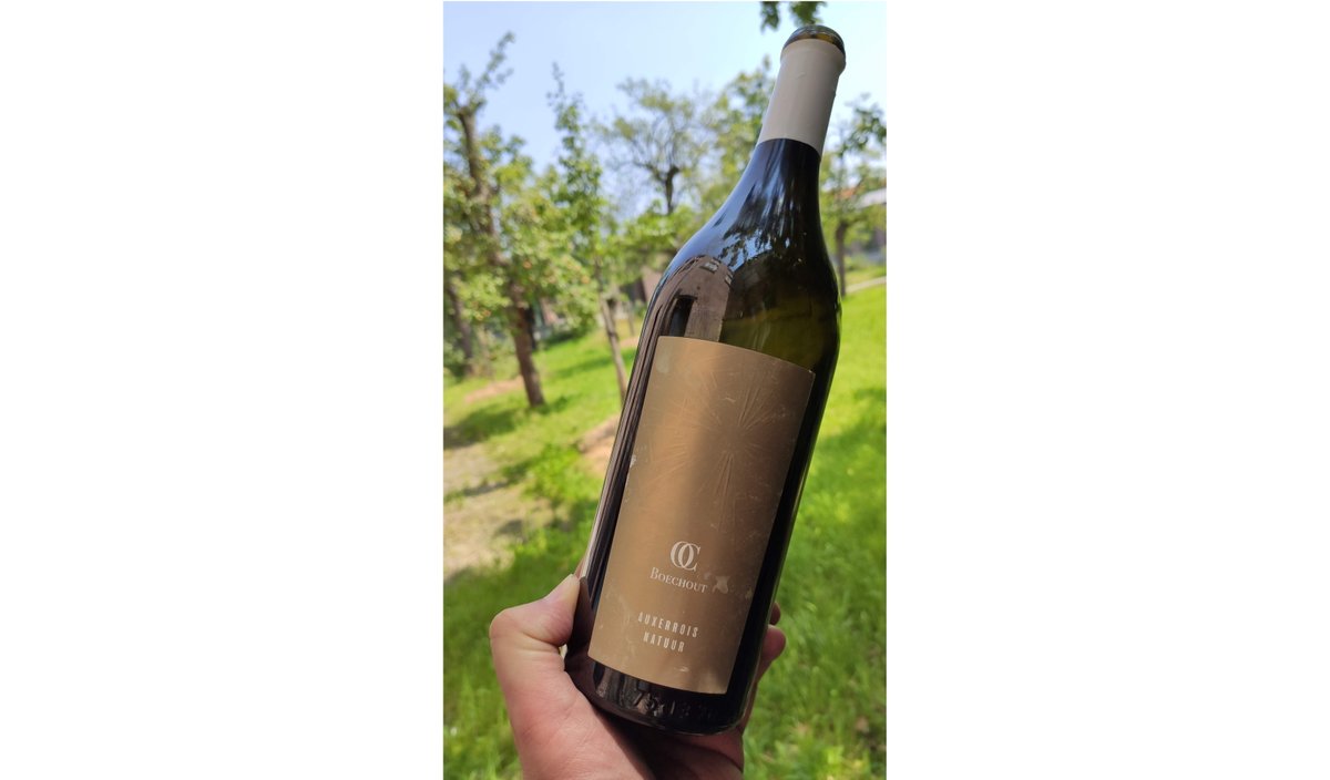 Zo'n #Nationalefeestdag is toch een ideaal moment om een flesje Belgische wijn te kraken, niet? Wij kozen voor deze frisse en tegelijk ook vrij pittige auxerrois van Oud Conynsbergh in Bouchout. En jij? 
#ikdrinkbelgisch