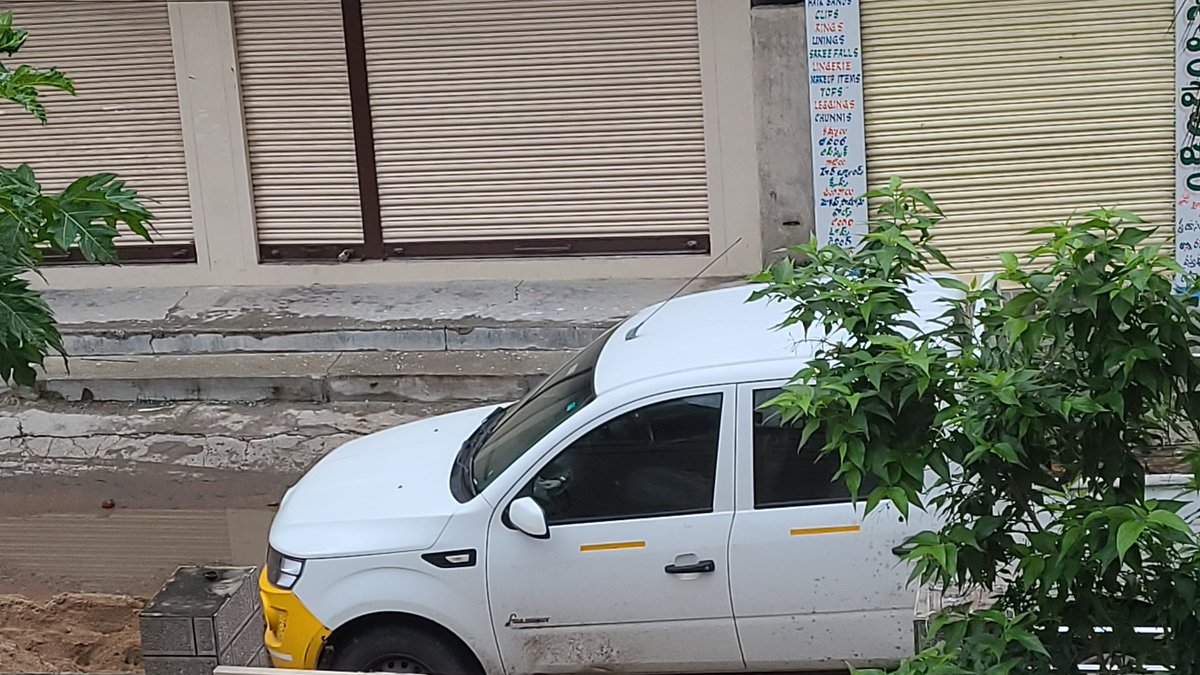 phanisrinivasu's tweet photo. @RGMPS_RGM a vehicle was parked in middle of road causing disturbance to all since morning today https://t.co/Ii5fbYW8Tm