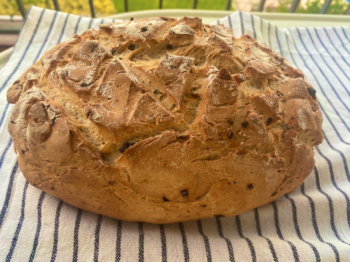 Greenlavanders's tweet photo. i made bread 💚 https://t.co/MKQi69LJlJ