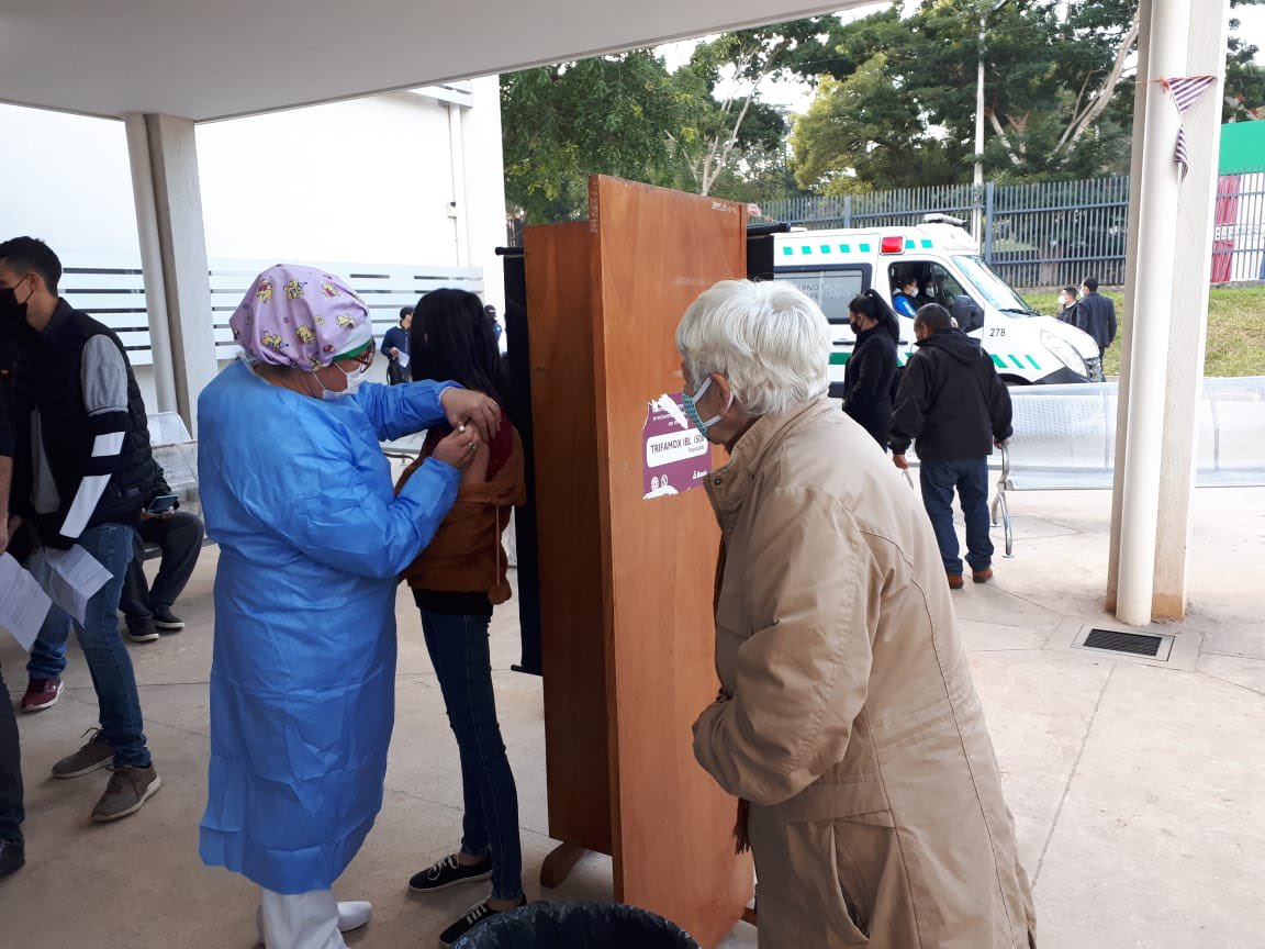 DELPY 📱🎬 (@delpynews) on Twitter photo ▶️ EMOCIONANTE | 🥺
La abuela que acompañó a su nieta a vacunarse en el <a href="/IPSParaguay/">IPS Paraguay</a> y se aseguró de que todo estuviera bien. ▶️ EMOCIONANTE | 🥺
La abuela que acompañó a su nieta a vacunarse en el <a href="/IPSParaguay/">IPS Paraguay</a> y se aseguró de que todo estuviera bien.