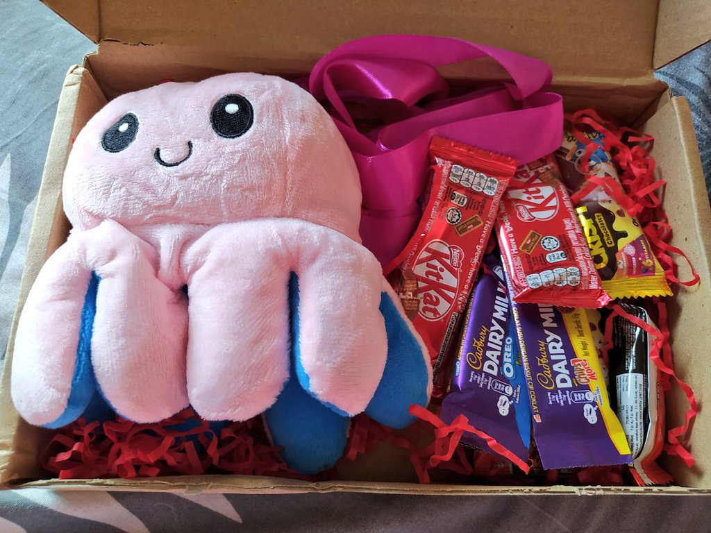 Njwaazmn's tweet photo. Thank you @cekelatbox for this giveawayyyyy. Betul2 sampai on my birthday 💕 jom jom sesiapa yg nak surprise org tersayang boleh la order kat sini https://t.co/NSlH8jvQPf