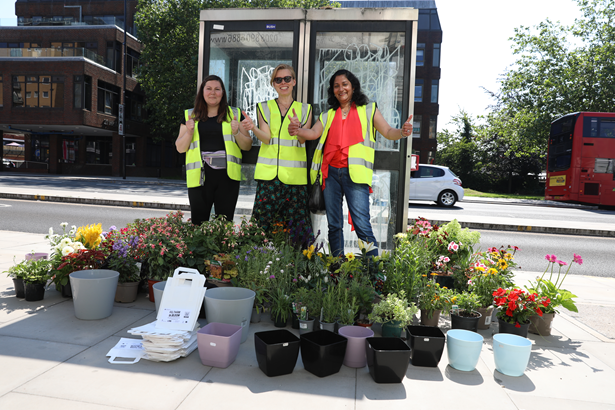 LBofHounslow's tweet photo. ICYMI: This week we gave away hundreds of free plants in #Feltham high street, in partnership with #felthaminbloom 💐
Thanks to the amazing volunteers helping to keep Hounslow Clean and Green!🌳
Find out how you can volunteer in Feltham👉https://t.co/dScrbPsvwi #ShopLocal https://t.co/iXozQZ7GDn