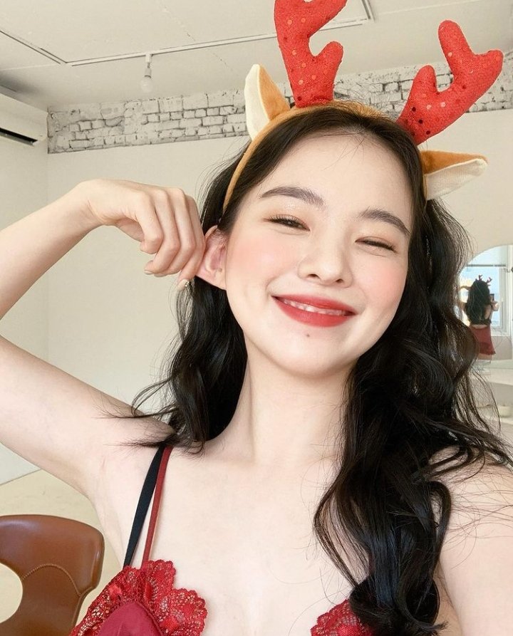Lily tweet media