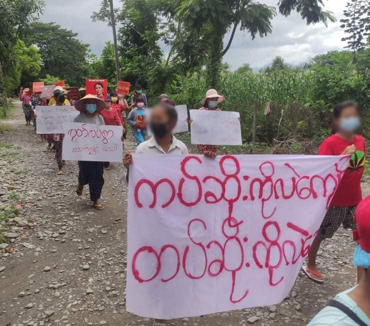 Myanmar_Now_Eng's tweet photo. Anti-junta protesters in Kale, Sagaing, today (Jul 21). Some carried banners asking, "Let us breath freely", alluding to the oxygen shortage faced by many COVID-19 patients in Myanmar. 

#WhatsHappeningInMyanmar https://t.co/WXgoW3Ljsg