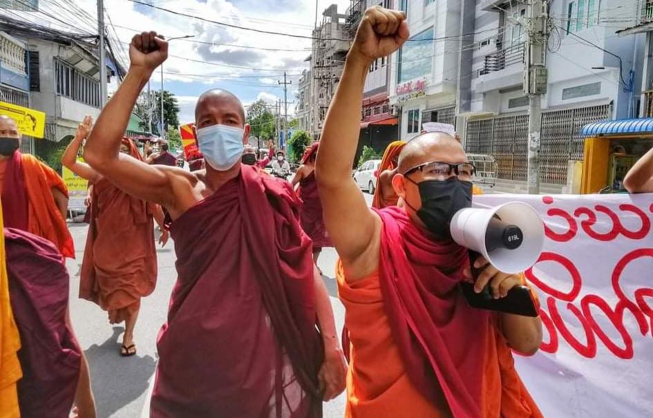 Myanmar_Now_Eng's tweet photo. Members of the Sangha Union braved arrests and shootings to protest against Myanmar's military junta in Mandalay today (Jul 21). 

Photos: CJ 

#WhatsHappeningInMyanmar https://t.co/a1W2u0PEXg